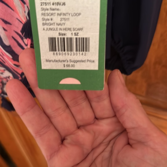 Lilly Pulitzer cold shoulder top with scarf. Brand new. Never worn 🩷 - Picture 6 of 6